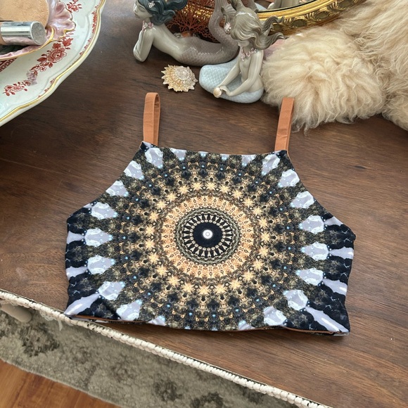 WOLVEN THREADS Noor Reversible Four-Way Cut Out Athleisure Workout Top - Picture 6 of 7